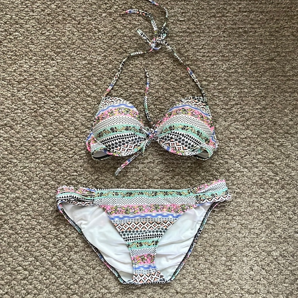 Victoria's Secret 'the knockout' bikini- top size 34B, bottom size M
